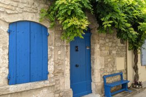 Arles guide blue window